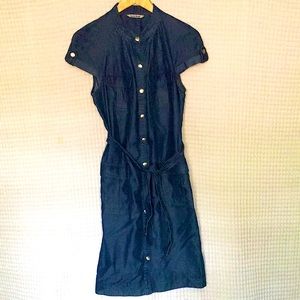 Short sleeves denim dress with build in belt. 4 pockets.